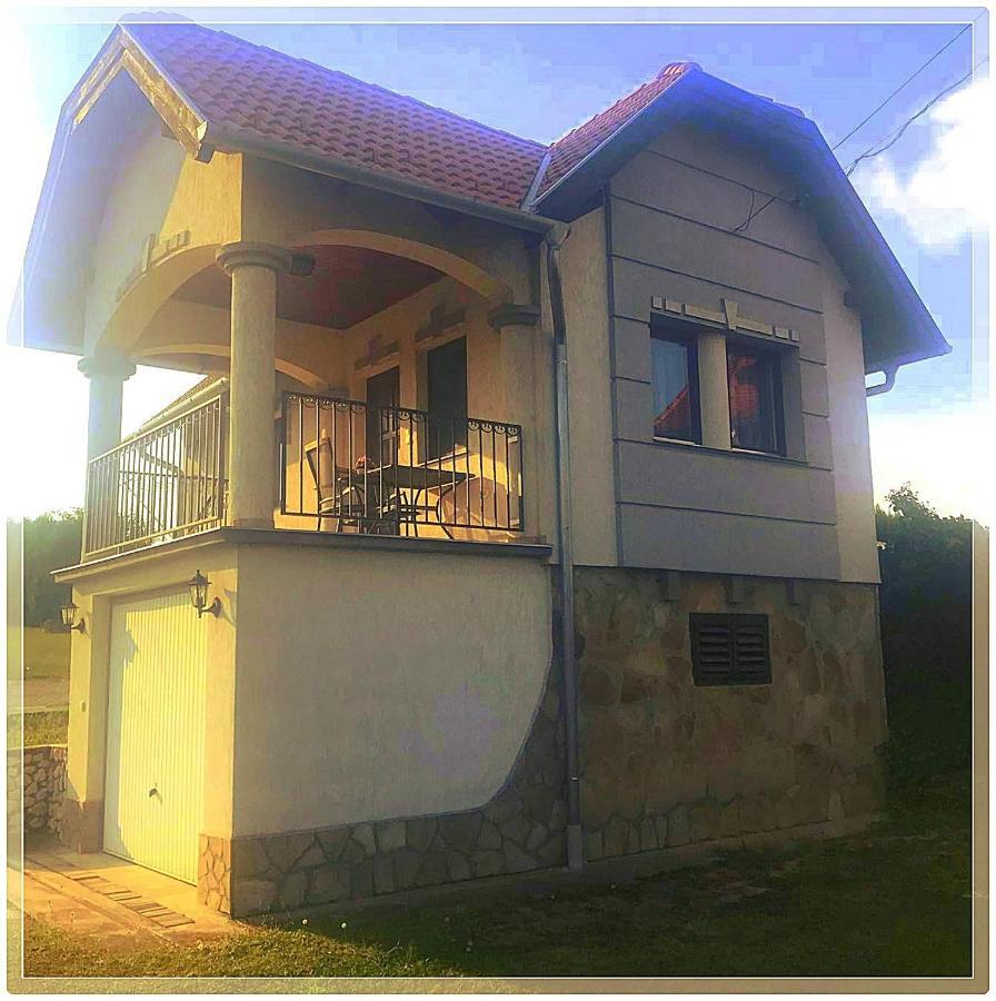 Kleines Haus Apartment เฮวิซ ภายนอก รูปภาพ