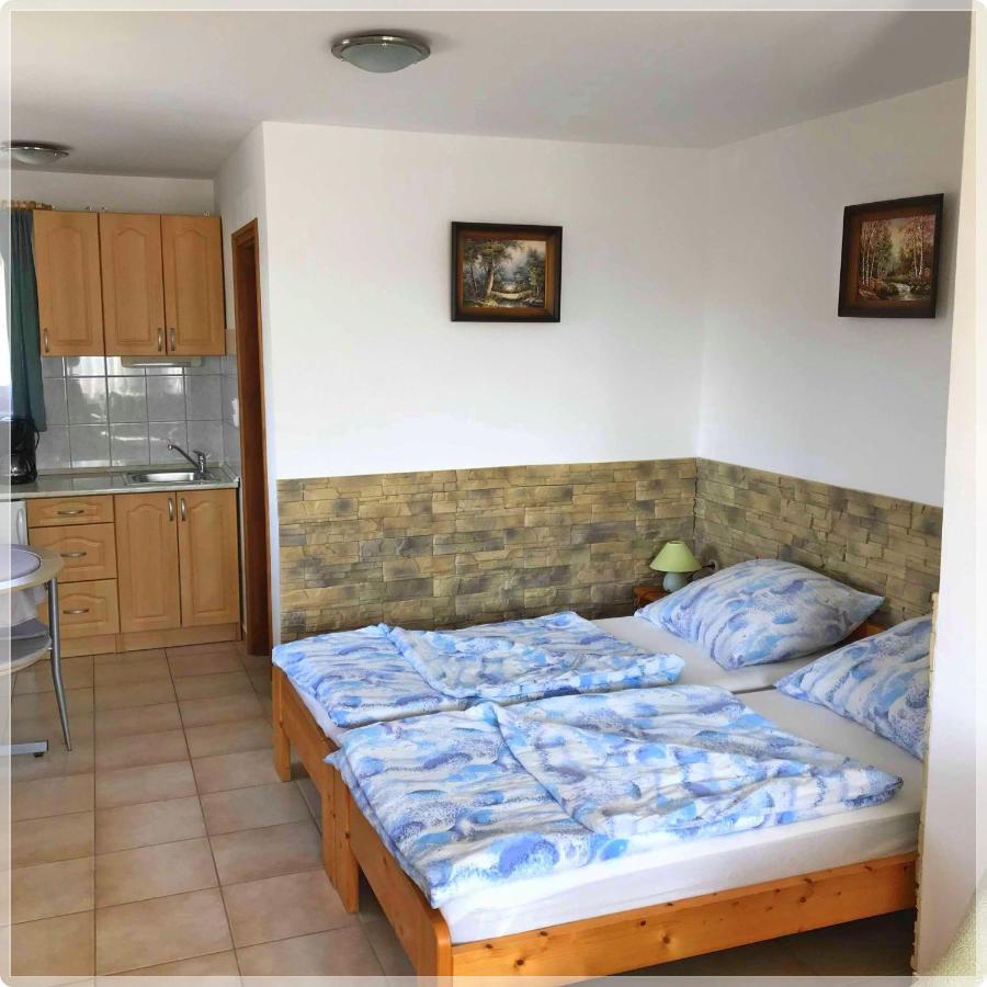 Kleines Haus Apartment เฮวิซ ภายนอก รูปภาพ